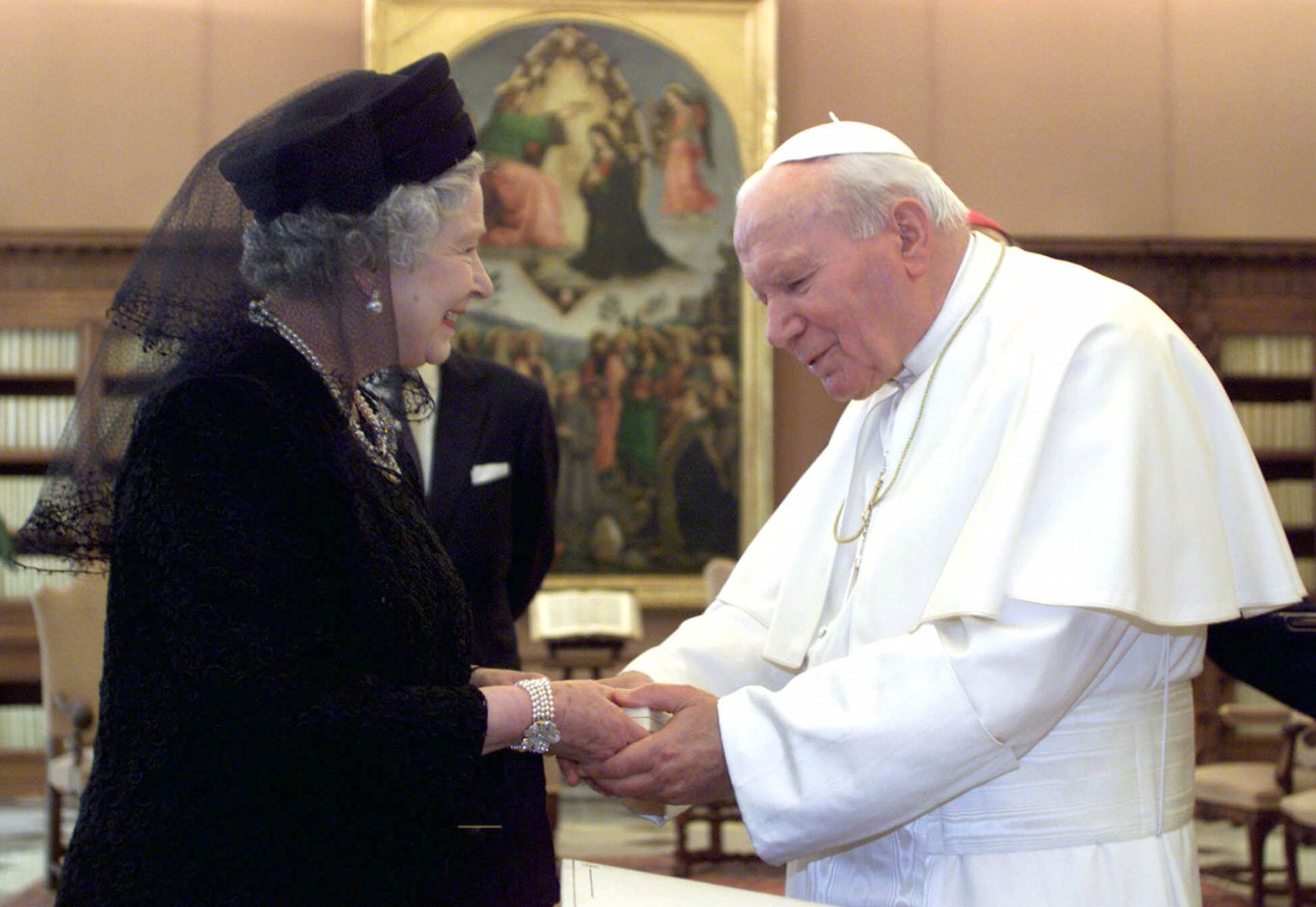 2000: Queen Elizabeth II and Pope John Paul II